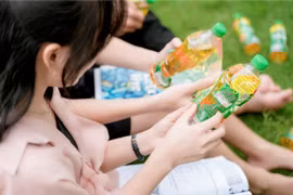 Điều đặc biệt ẩn sau mỗi nhãn chai trong chương trình 'Xé ngay trúng liền' mùa hè này
