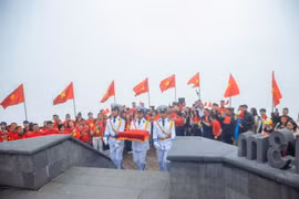 Hàng nghìn du khách 'diện' áo cờ đỏ sao vàng dự lễ thượng cờ trên đỉnh Fansipan 
