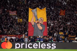 Hành động đẹp của cổ động viên đối thủ khiến Mourinho không thốt nên lời