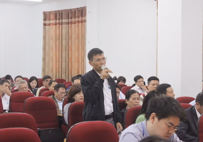 Ông Văn Thế Lâm, Cử tri phường Cổ Nhuế 2 nêu ý kiến về đến bù Ông Văn Thế Lâm, Cử tri phường Cổ Nhuế 2 nêu ý kiến về đến bù