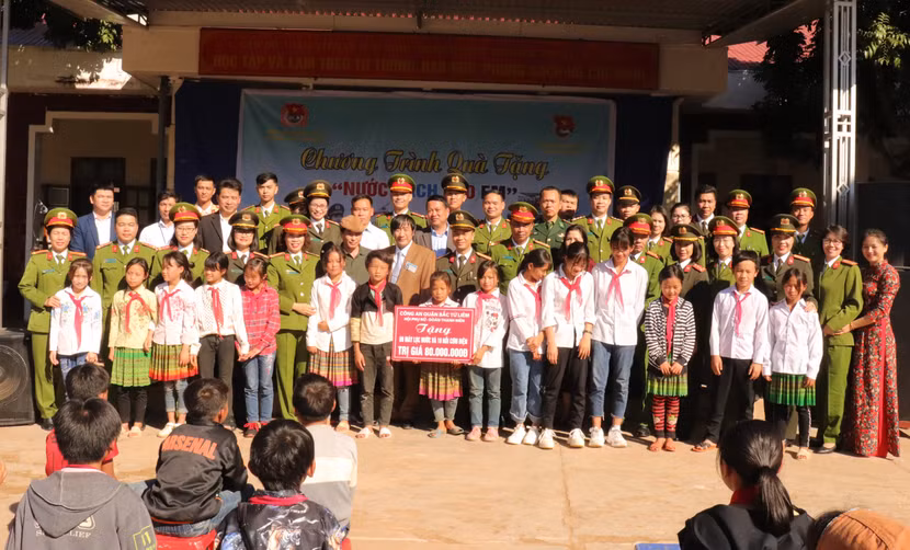 Đây là món quà có ý nghĩa thiết thực với học sinh nhà trường