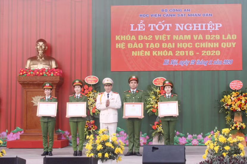 Thiếu tướng Trần Minh Hưởng trao Bằng khen của Bộ trưởng Bộ Công an cho những sinh viên khóa D42 đã có thành tích xuất sắc trong học tập và rèn luyện
