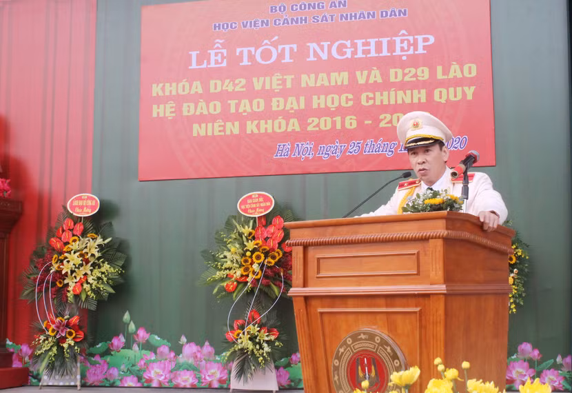 GS.TS Trần Minh Hưởng, Giám đốc Học viện Cảnh sát nhân dân phát biểu giao nhiệm vụ cho tân sỹ quan Cảnh sát Việt Nam và Lào