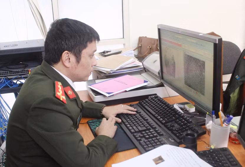 Không chỉ tra cứu thông tin, tra cứu dấu vết đường vân thu được tại hiện trường vụ án cũng là một trong những nhiệm vụ của Phòng Hồ sơ