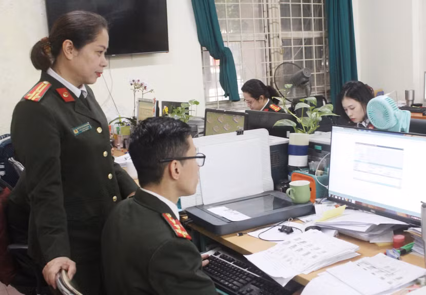 Chỉ huy Phòng Hồ sơ trực tiếp chỉ đạo CBCS thực hiện yêu cầu tra cứu