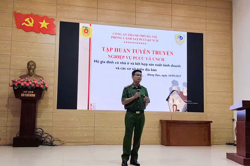 Trung tá Cao Nguyễn Song Phước, cán bộ Đội CC&amp;CNCH khu vực số 29 đã phổ biến một số nội dung về công tác phòng cháy chữa cháy