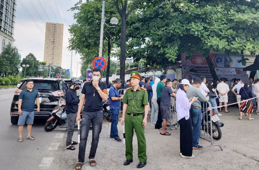 CBCS - CAP Trung Văn làm nhiệm vụ bảo vệ vòng ngoài tại điểm thi trường THPT Trung Văn CBCS - CAP Trung Văn làm nhiệm vụ bảo vệ vòng ngoài tại điểm thi trường THPT Trung Văn