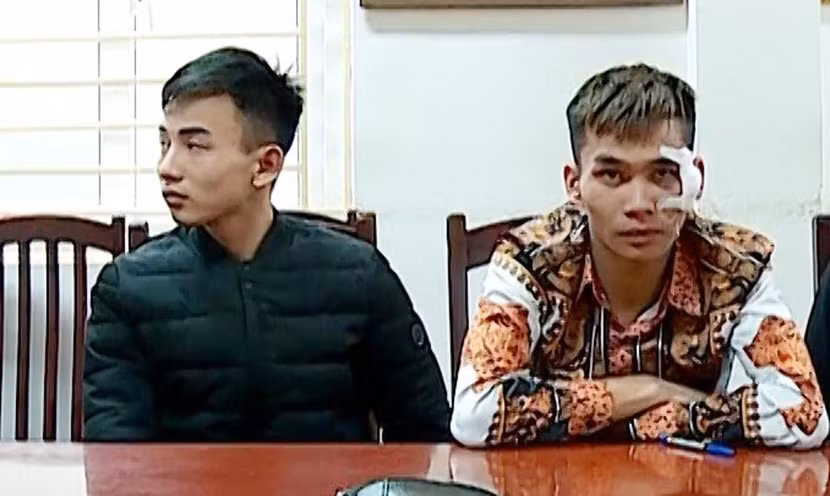 Hai đối tượng Phùng Văn Tuấn và Ngô Văn Quyết tại cơ quan công an