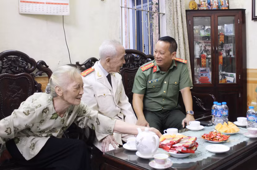Đại tá Phạm Thanh Hùng - Phó Bí thư Đảng ủy, Phó Giám đốc CATP Hà Nội trò chuyện cùng Thượng tá Phạm Văn Tiệp
