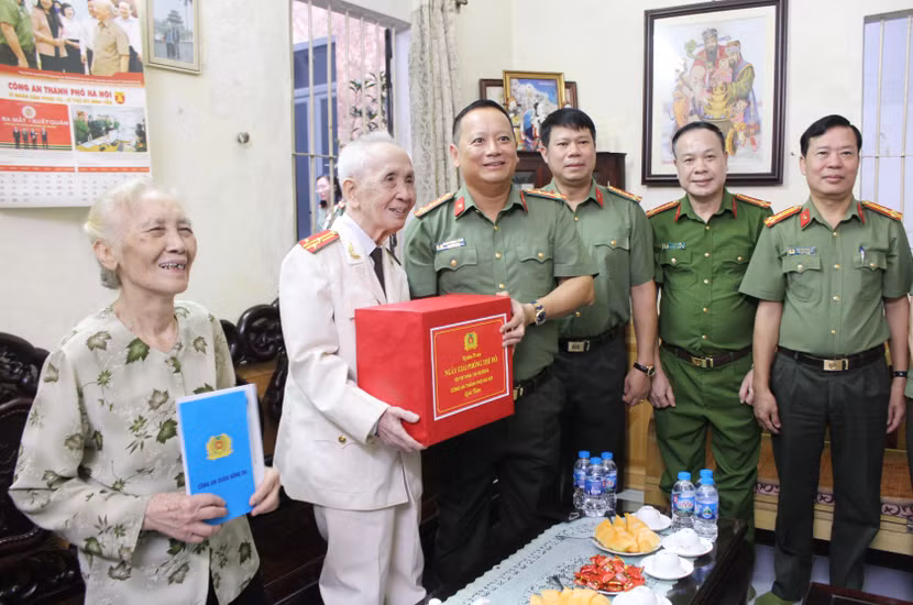 Đoàn công tác tri ân gia đình Thượng tá Phạm Văn Tiệp