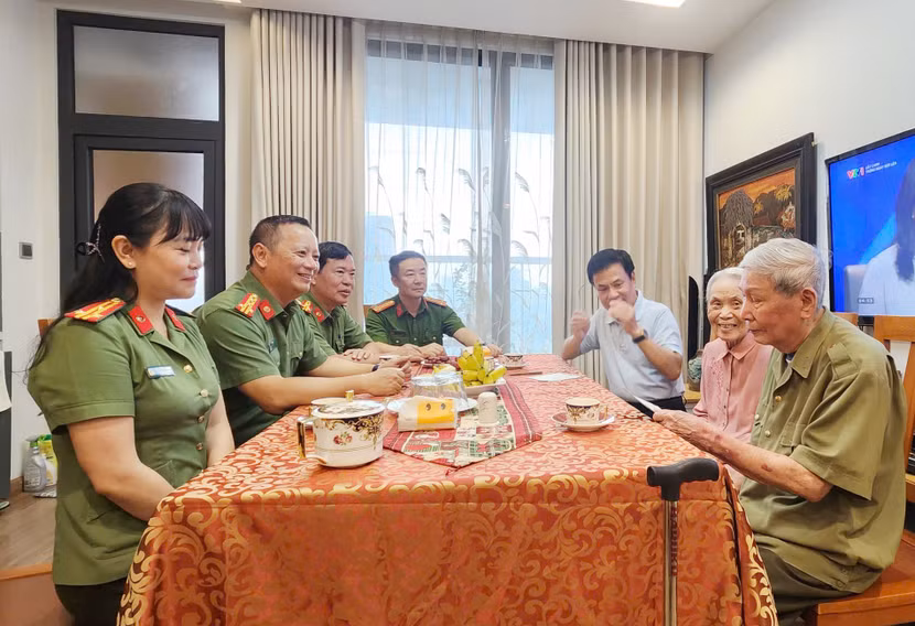 Đoàn công tác ôn lại kỷ niệm 70 năm về trước cùng gia đình Thiếu tá Vũ Thị Minh Châu