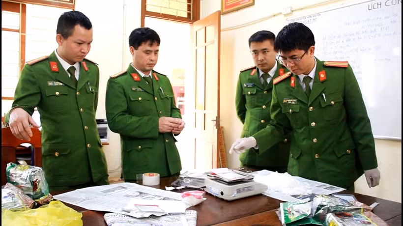 Lực lượng công an kiểm đếm tang vật vụ án
