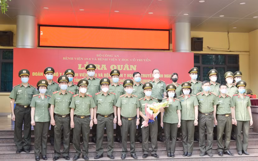 Thứ trưởng Nguyễn Văn Sơn với đại diện các đơn vị lên đường chi viện Bắc Giang chống dịch.