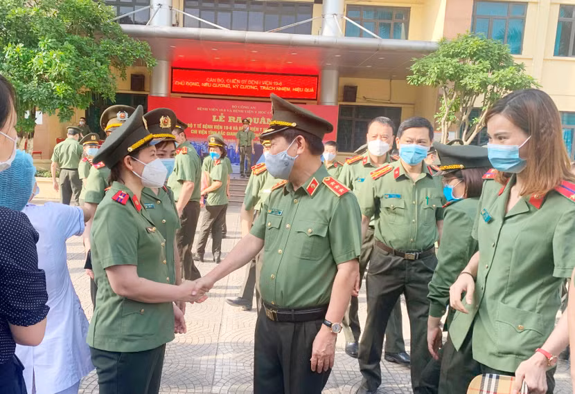 Thượng tướng Nguyễn Văn Sơn, Thứ trưởng Bộ Công an động viên các y, bác sỹ, cán bộ y tế CAND lên đường chi viện tại Bắc Giang