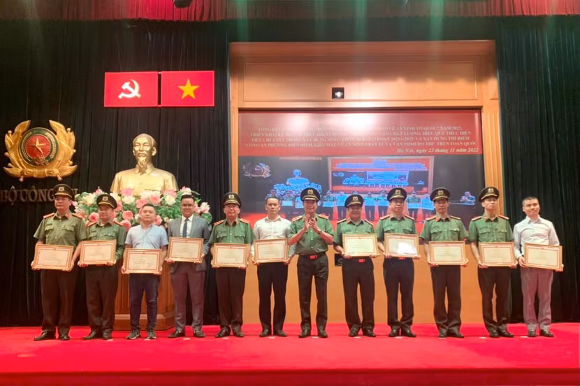 Thứ trưởng Lê Quốc Hùng trao Bằng khen của Bộ Công an cho các cơ quan báo chí có thành tích xuất sắc trong tuyên truyền tổ chức Ngày hội toàn dân bảo vệ ANTQ năm 2022