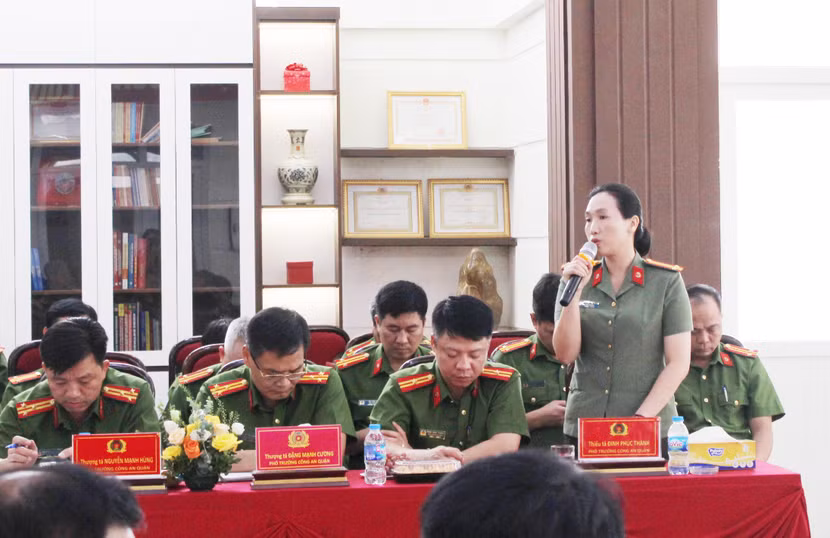 Đại diện các đơn vị tham luận chia sẻ kinh nghiệm trong thực hiện các mặt công tác Đại diện các đơn vị tham luận chia sẻ kinh nghiệm trong thực hiện các mặt công tác