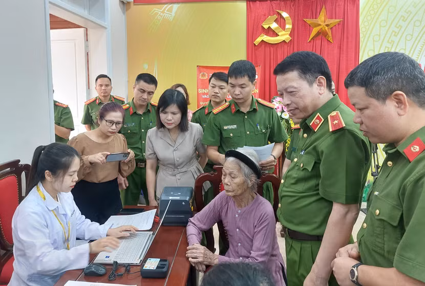 Lấy mẫu ADN cho Bà mẹ Việt Nam Anh hùng tại huyện Thạch Thất