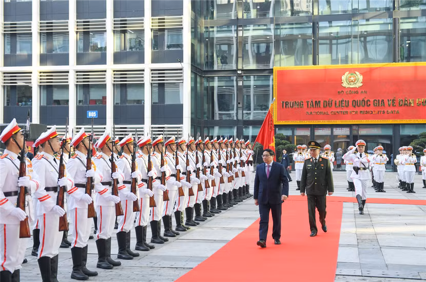 Thủ tướng Chính phủ Phạm Minh Chính duyệt đội danh dự Công an nhân dân Thủ tướng Chính phủ Phạm Minh Chính duyệt đội danh dự Công an nhân dân