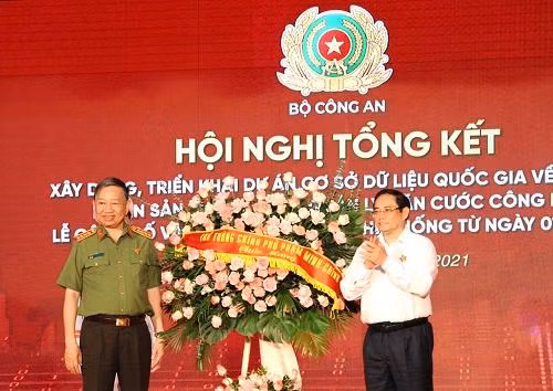 Thủ tướng Chính phủ Phạm Minh Chính tặng hoa chúc mừng hội nghị Thủ tướng Chính phủ Phạm Minh Chính tặng hoa chúc mừng hội nghị