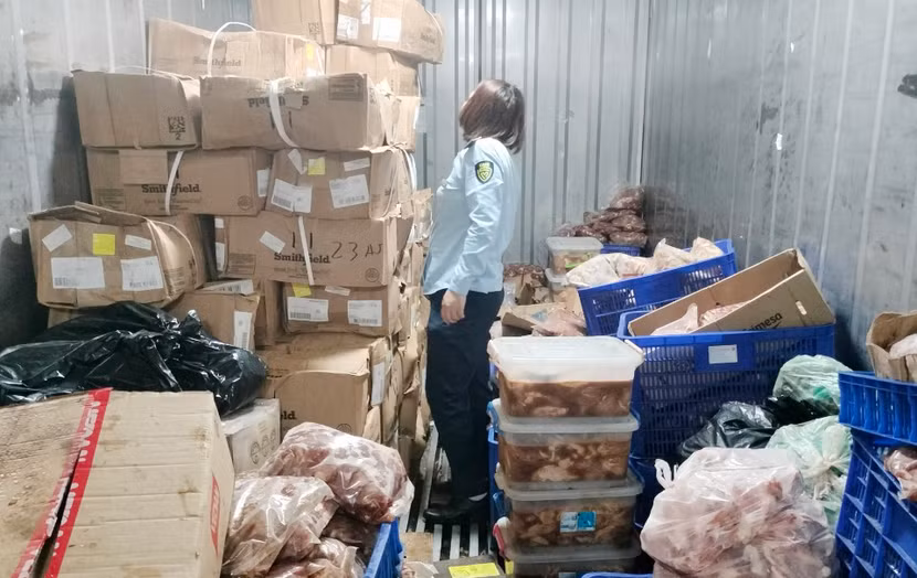 Lực lượng chức năng kiểm tra kho đông lạnh