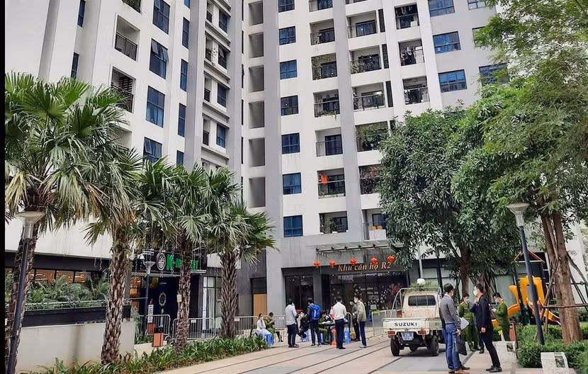 Hiện lực lượng chức năng đang phong tỏa tòa nhà R2 để đảm bảo yêu cầu phòng chống dịch Covid-19