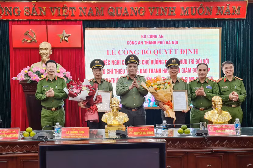 Các đồng chí trong Ban Giám đốc CATP chúc mừng 2 đồng chí đã hoàn thành xuất sắc nhiệm vụ Các đồng chí trong Ban Giám đốc CATP chúc mừng 2 đồng chí đã hoàn thành xuất sắc nhiệm vụ