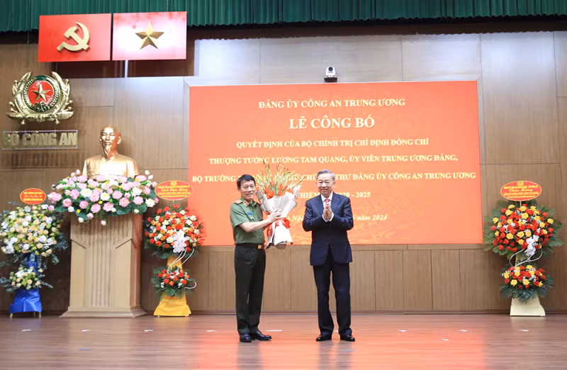 Chủ tịch nước Tô Lâm tặng hoa chúc mừng Thượng tướng Lương Tam Quang Chủ tịch nước Tô Lâm tặng hoa chúc mừng Thượng tướng Lương Tam Quang