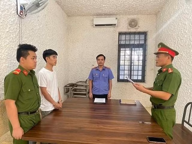 Cơ quan CSĐT - CAH Hương Sơn thi hành lệnh bắt Trần Huy Hiệu