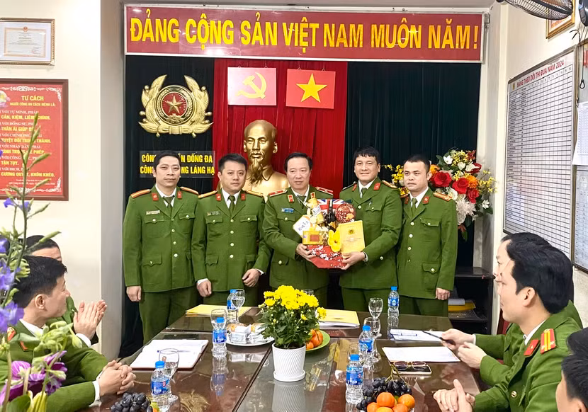 Thiếu tướng Nguyễn Ngọc Cương, Cục trưởng Cục Cảnh sát QLHC về TTXH thăm, tặng quà, kiểm tra công tác phòng chống pháo nổ tại CAP Láng Hạ