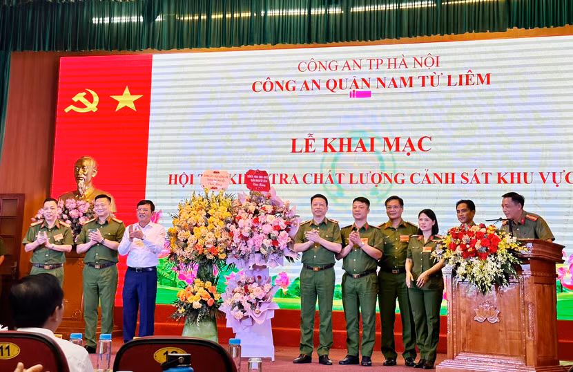 Lãnh đạo CATP Hà Nội, Quận ủy, UBND, CAQ Nam Từ Liêm tặng hoa chúc mừng Ban Giám khảo hội thi
