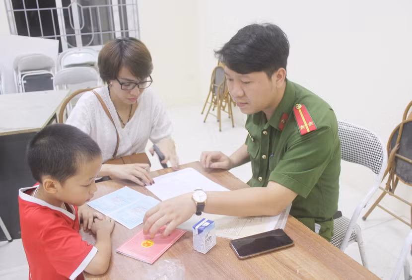 CSKV giúp đỡ công dân có con nhỏ đảm bảo việc cấp CCCD thuận lợi