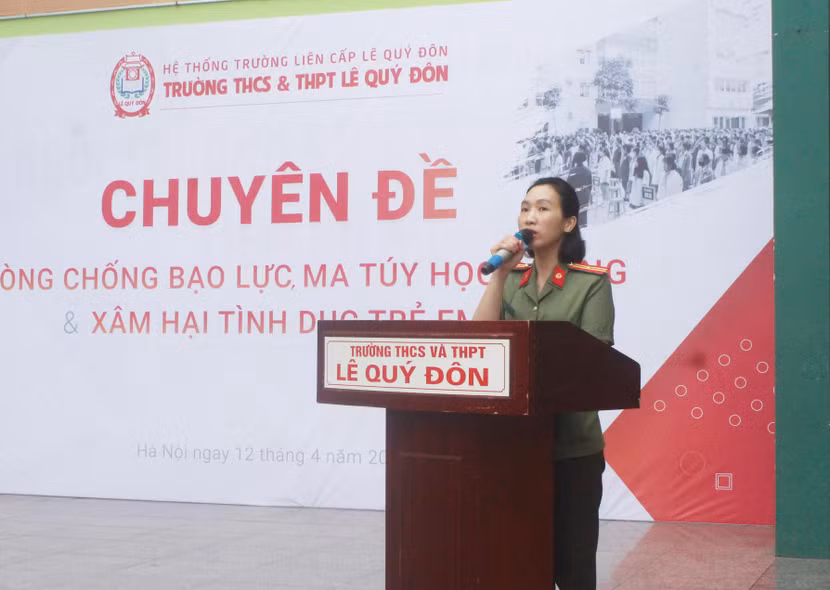 Thiếu tá Nguyễn Thị Tuyết, Phó Đội trưởng Đội An ninh CAQ Nam Từ Liêm phát biểu khai mạc buổi tuyên truyền