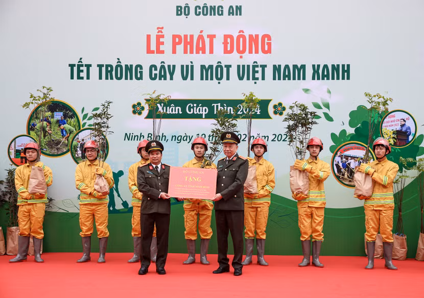 Bộ trưởng Tô Lâm trao tặng cây giống cho Công an tỉnh Ninh Bình Bộ trưởng Tô Lâm trao tặng cây giống cho Công an tỉnh Ninh Bình