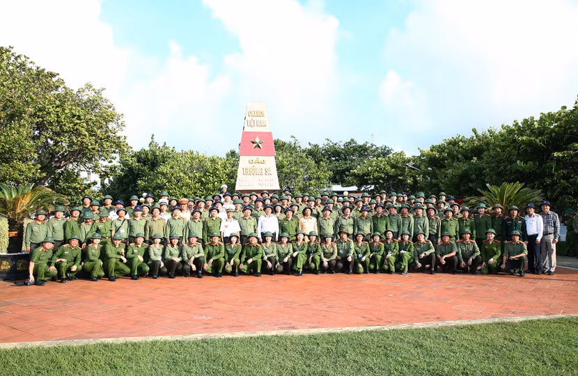 200 đại biểu đến từ đến từ các Cục nghiệp vụ Bộ Công an; Công an các địa phương; các học viên, nghệ sĩ ưu tú xuất sắc của lực lượng Công an nhân dân đến với đảo Trường Sa 200 đại biểu đến từ đến từ các Cục nghiệp vụ Bộ Công an; Công an các địa phương; các học viên, nghệ sĩ ưu tú xuất sắc của lực lượng Công an nhân dân đến với đảo Trường Sa