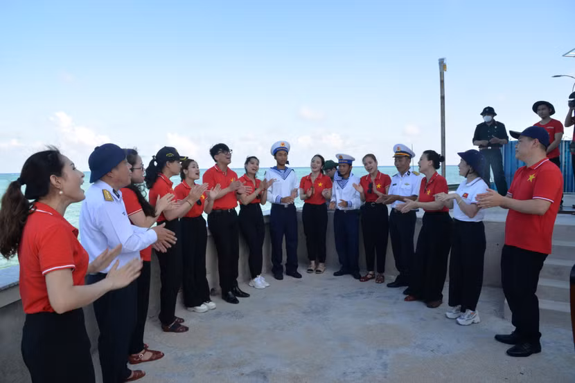 Giao lưu văn nghệ trên đảo