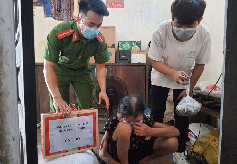 CBCS Công an xã Dương Liễu tặng quà cụ bà Phí Thị Chắt