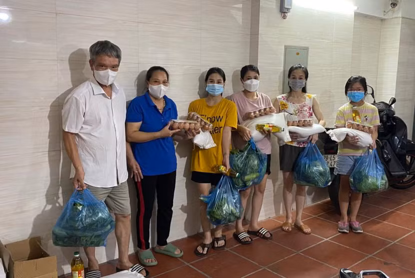 Ông Đức cùng vợ là bảo vệ dân phố tặng thực phẩm cho người thuê trọ tại nhà mình
