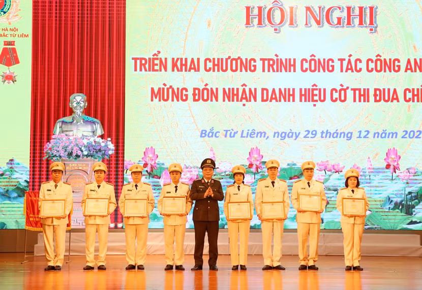 Thiếu tướng Nguyễn Hải Trung trao Bằng khen của Bộ trưởng Bộ Công an tặng các tập thể và cá nhân của CAQ Bắc Từ Liêm