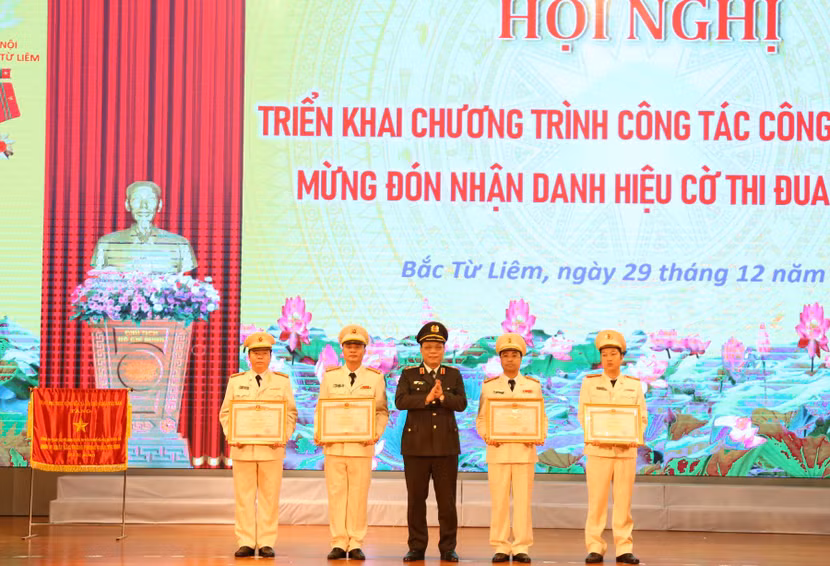 Thừa ủy quyền của lãnh đạo cấp trên, Thiếu tướng Nguyễn Hải Trung trao Bằng khen của Thủ tướng Chính phủ tặng các cá nhân của CAQ Bắc Từ Liêm lập thành tích xuất sắc