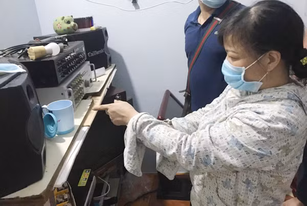 Nguyễn Thị Mai chỉ chỗ giấu ma túy tại nhà