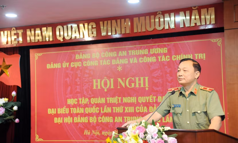 Thiếu tướng Đặng Ngọc Bách, Phó Bí thư Đảng ủy, Phó Cục trưởng Cục Công tác Đảng và công tác chính trị quán triệt nội dung các Nghị quyết