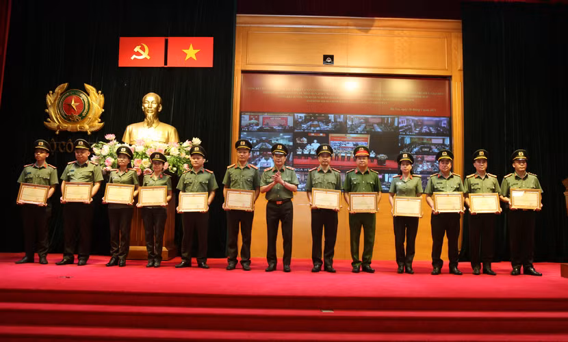 Trung tướng Lê Quốc Hùng trao khen thưởng cho các tập thể, cá nhân