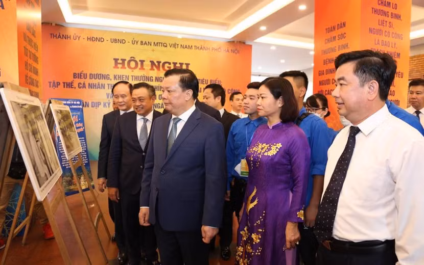 Bí thư Thành uỷ Hà Nội Đinh Tiến Dũng và các đại biểu tham quan trưng bày ảnh