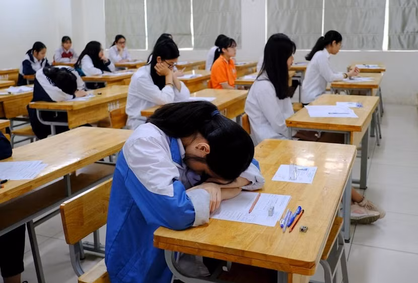 Áp lực về kỳ thi vào lớp 10 Hà Nội ngày càng cao trước việc thay đổi phương án trước ngày thi.