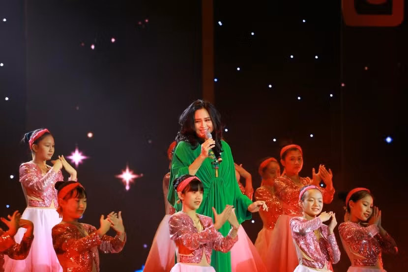 Diva Thanh Lam mang đến cho sân khấu “Ơn nghĩa sinh thành” hai ca khúc “Mẹ yêu con” (Nguyễn Văn Tý) và “Mẹ Việt Nam mặt trời trong tim con” Diva Thanh Lam mang đến cho sân khấu “Ơn nghĩa sinh thành” hai ca khúc “Mẹ yêu con” (Nguyễn Văn Tý) và “Mẹ Việt Nam mặt trời trong tim con”