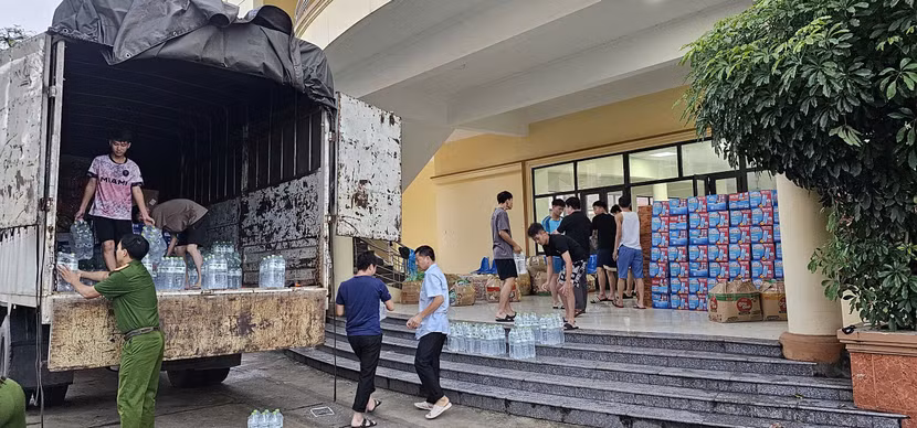 Đồ dùng và thực phẩm thiết yếu đã được chuyển tới CBCS đang thực hiện cứu trợ, khắc phục hậu quả giúp người dân ổn định cuộc sống, cũng như nhân dân các vùng đang phải đối mặt với muôn vàn khó khăn mất mát do thiên tai gây ra