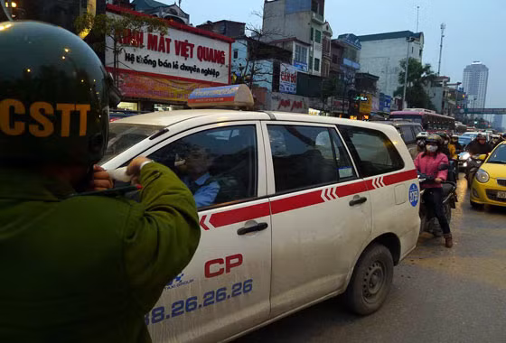 Vụ tai nạn khiến nhiều người hiếu kỳ kéo đến xem, nên lực lượng công an đã phải rất vất vả phân luồng tránh ùn tắc kéo dài trong giờ cao điểm