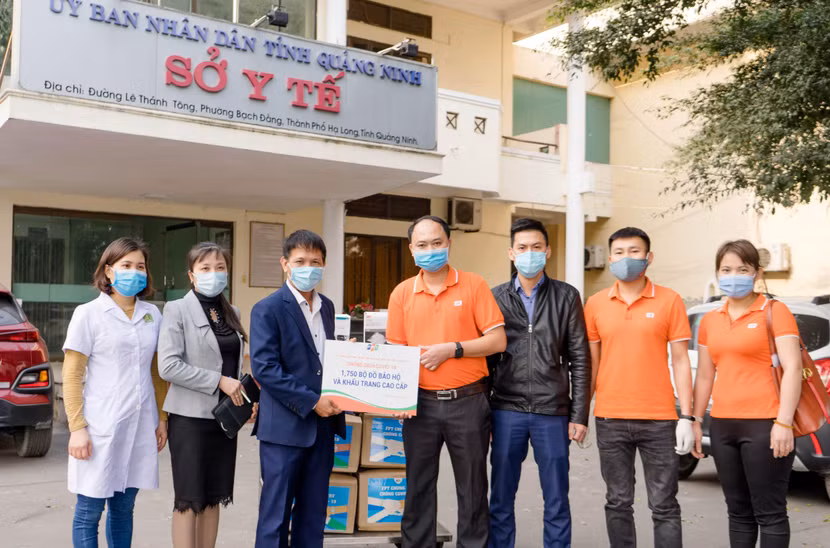 17.000 bộ đồ bảo hộ y tế và các món quà thiết thực cho 8 tỉnh thành trên cả nước chung tay phòng chống Covid-19