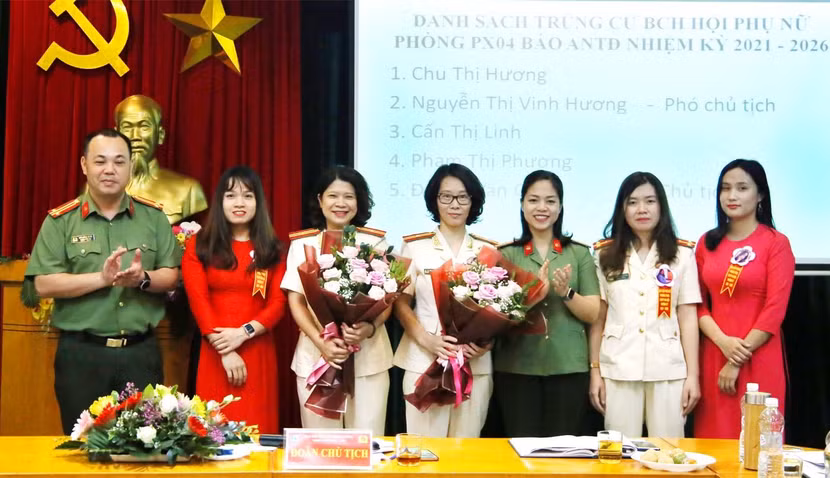Thiếu tá Đoàn Thùy Linh- Phó Chủ tịch Hội Phụ nữ CATP Hà Nội và Trung tá Lưu Hồng Quân, Phó Bí thư Chi bộ, Phó trưởng phòng PX04 chúc mừng BCH Hội Phụ nữ PX04 nhiệm kỳ 2021-2026