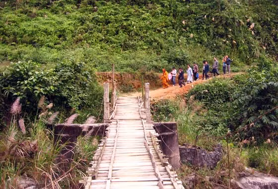 Đại đức Thích Minh Huân cùng đoàn phật tử băng đèo, vượt suốt tới tận những hộ nghèo để thăm hỏi và trao quà